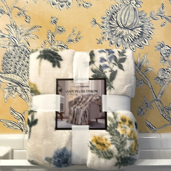 Cottage Cozy Plush Throw - White with Blue and Yellow Floral 50 x 70 NEW! - Picture 4 of 8